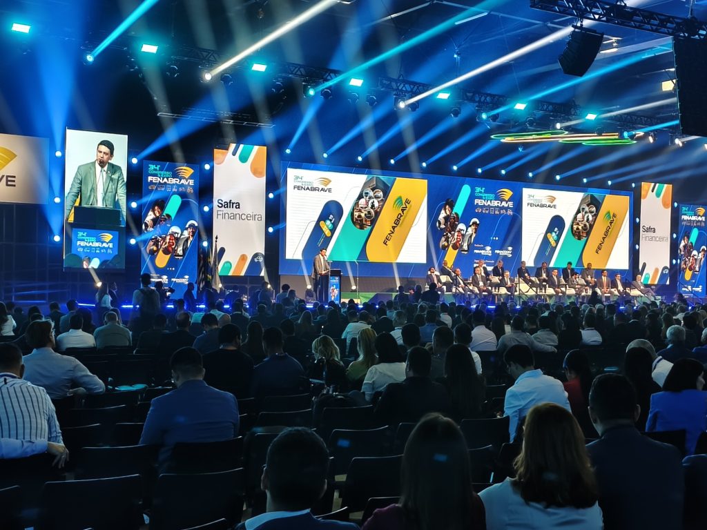 Arcélio dos Santos Júnior, Presidente da Fenabrave, discursa durante abertura do 34º Congresso & Expo Fenabrave