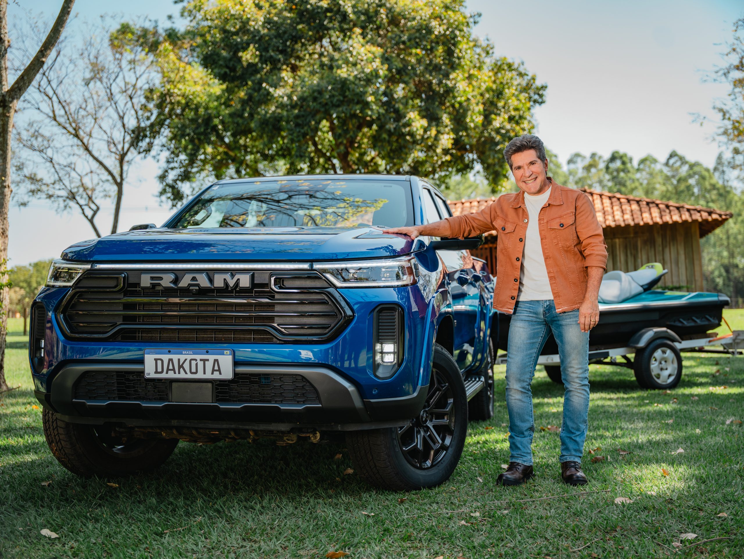 O cantor Daniel posa ao lado da Ram Dakota